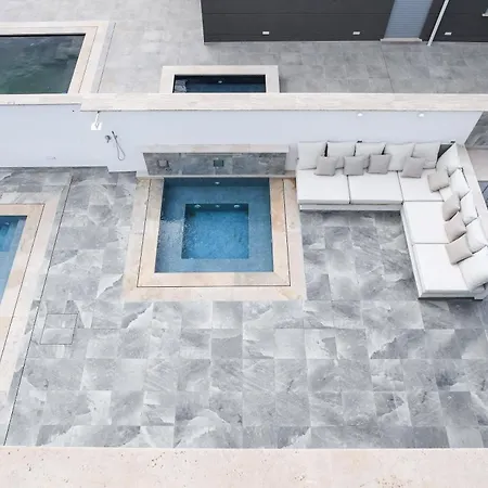 Axa Luxury Villa