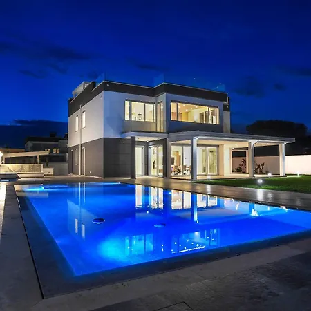 Axa Luxury Villa